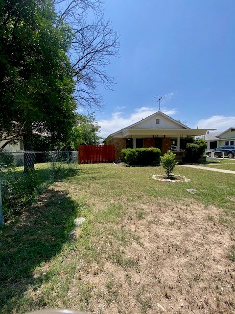 Property Photo: 925 E 40th St TX 76903