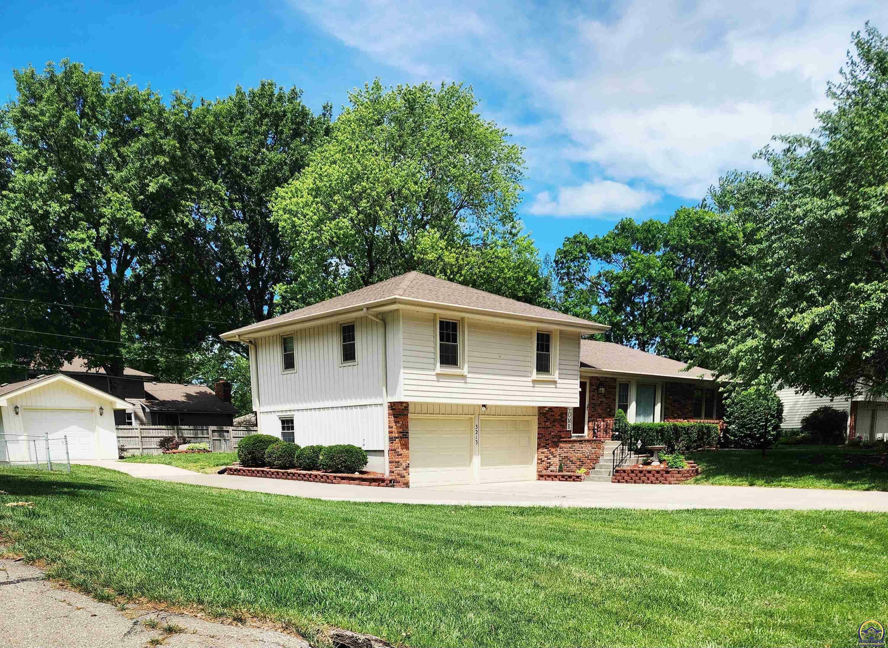 Property Photo: 3213 SE Arbor Dr KS 66605