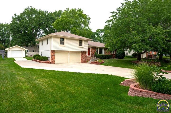3213 SE Arbor Dr  Topeka KS 66605 photo