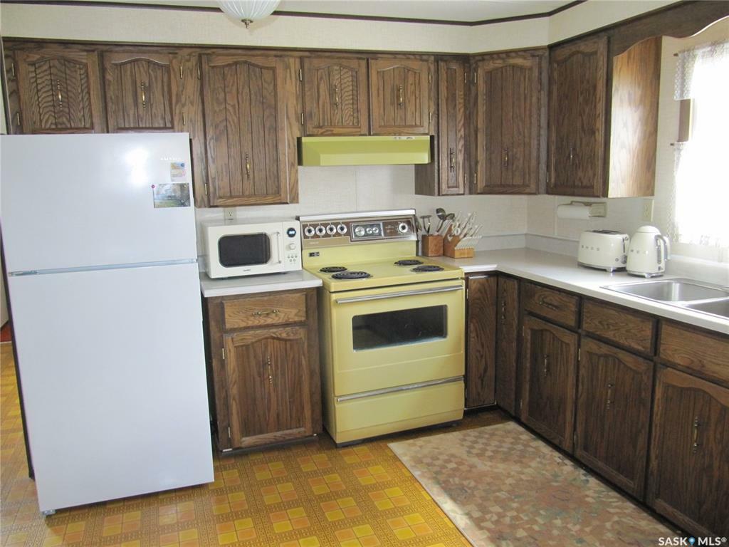 Property Photo:  4 Highland Avenue  SK S0M 0C4 