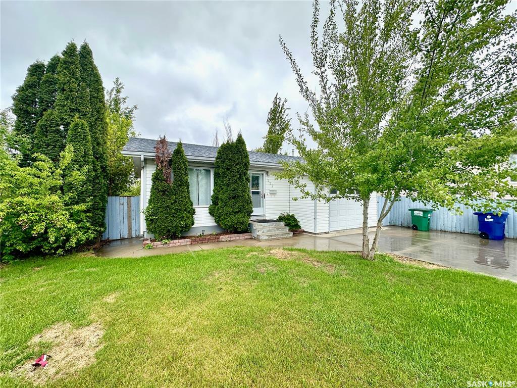 Property Photo: 227 Bowman Court SK S7L 6P6