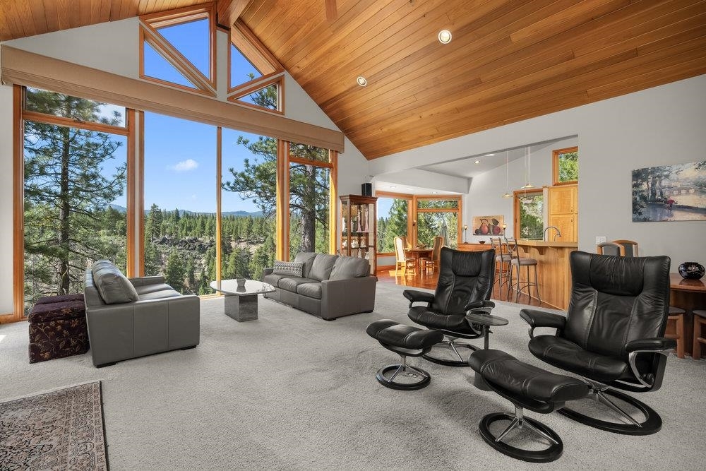 Property Photo: 402 Falling Water CA 96106