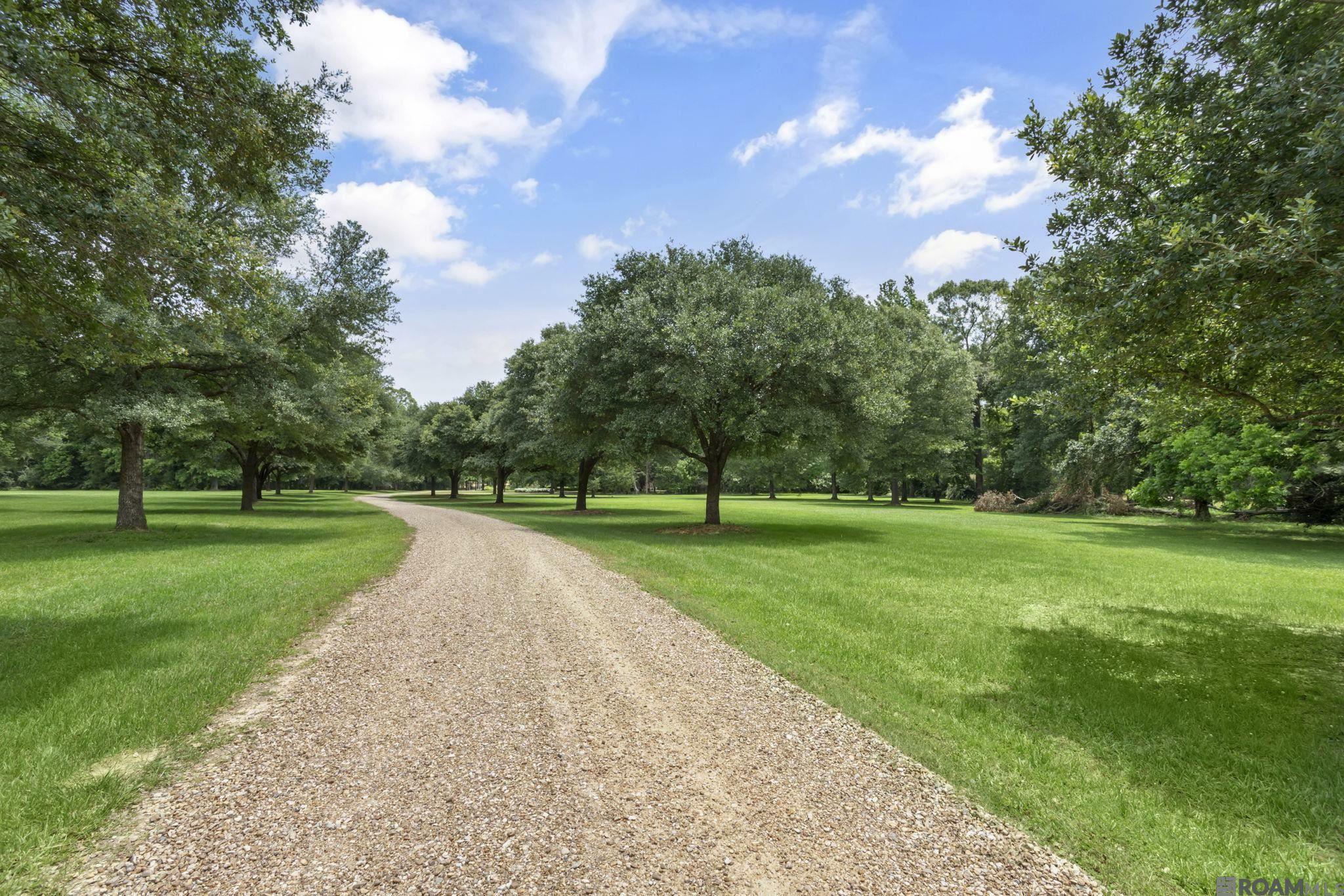 Property Photo: 4888 Audubon Ln LA 70775