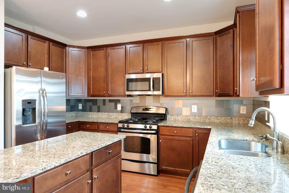 Property Photo: 25120 Sweet Myrtle Square VA 20105