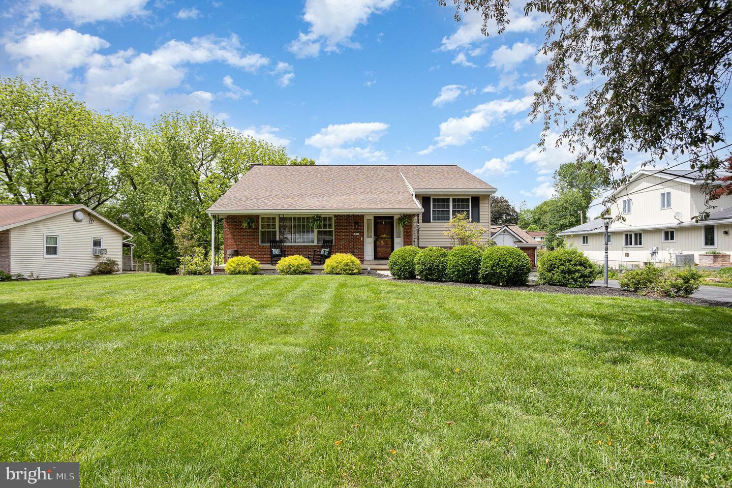 Property Photo: 1307 Fieldstead Lane PA 17603