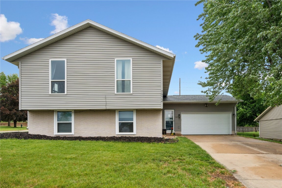 Property Photo: 7024 Parkdale Lane NE IA 52402
