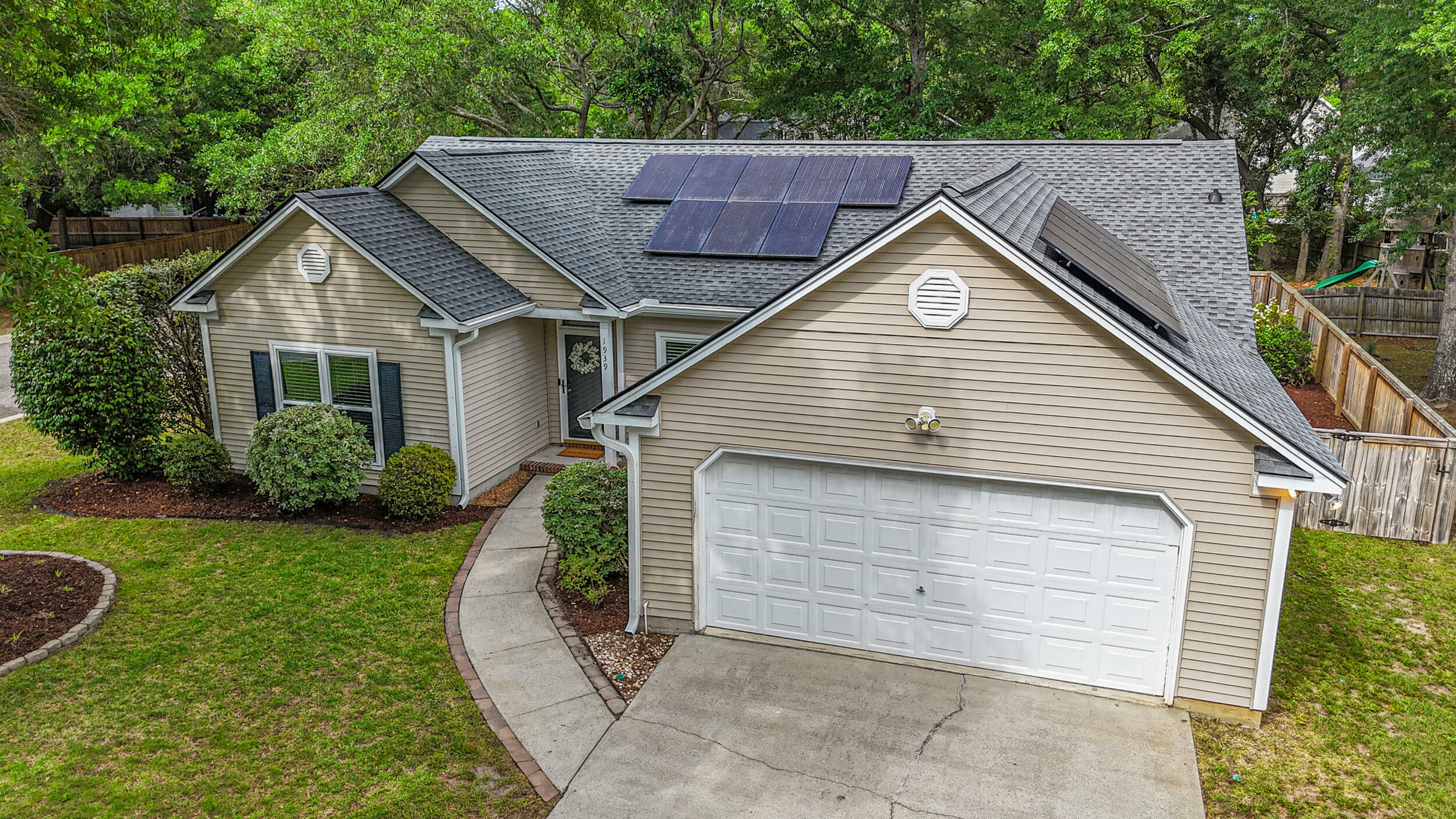 Property Photo: 1939 Oak Tree Lane SC 29464