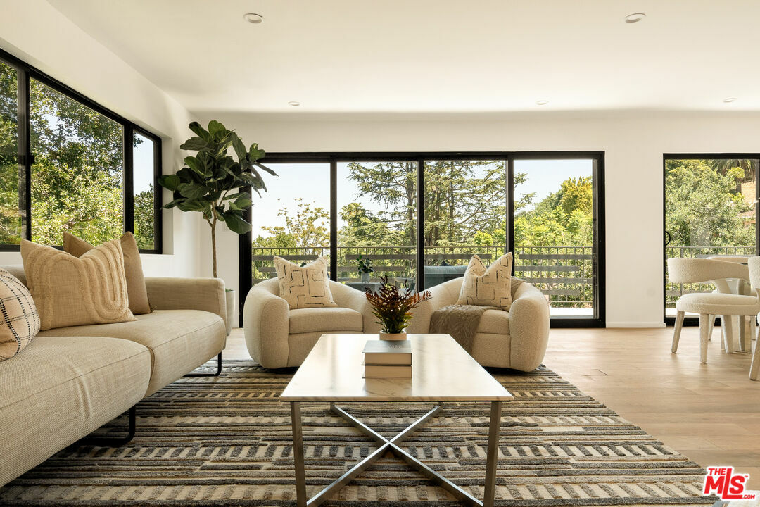 Property Photo: 11587 Sunshine Ter CA 91604