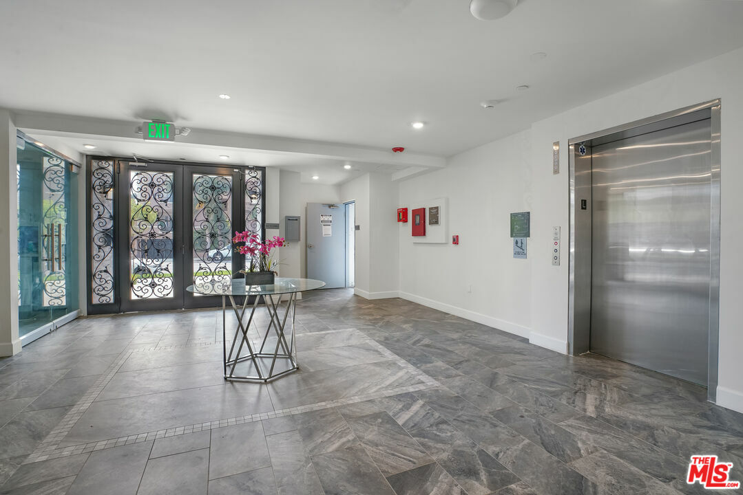 Property Photo: 1832 S Barrington Ave CA 90025