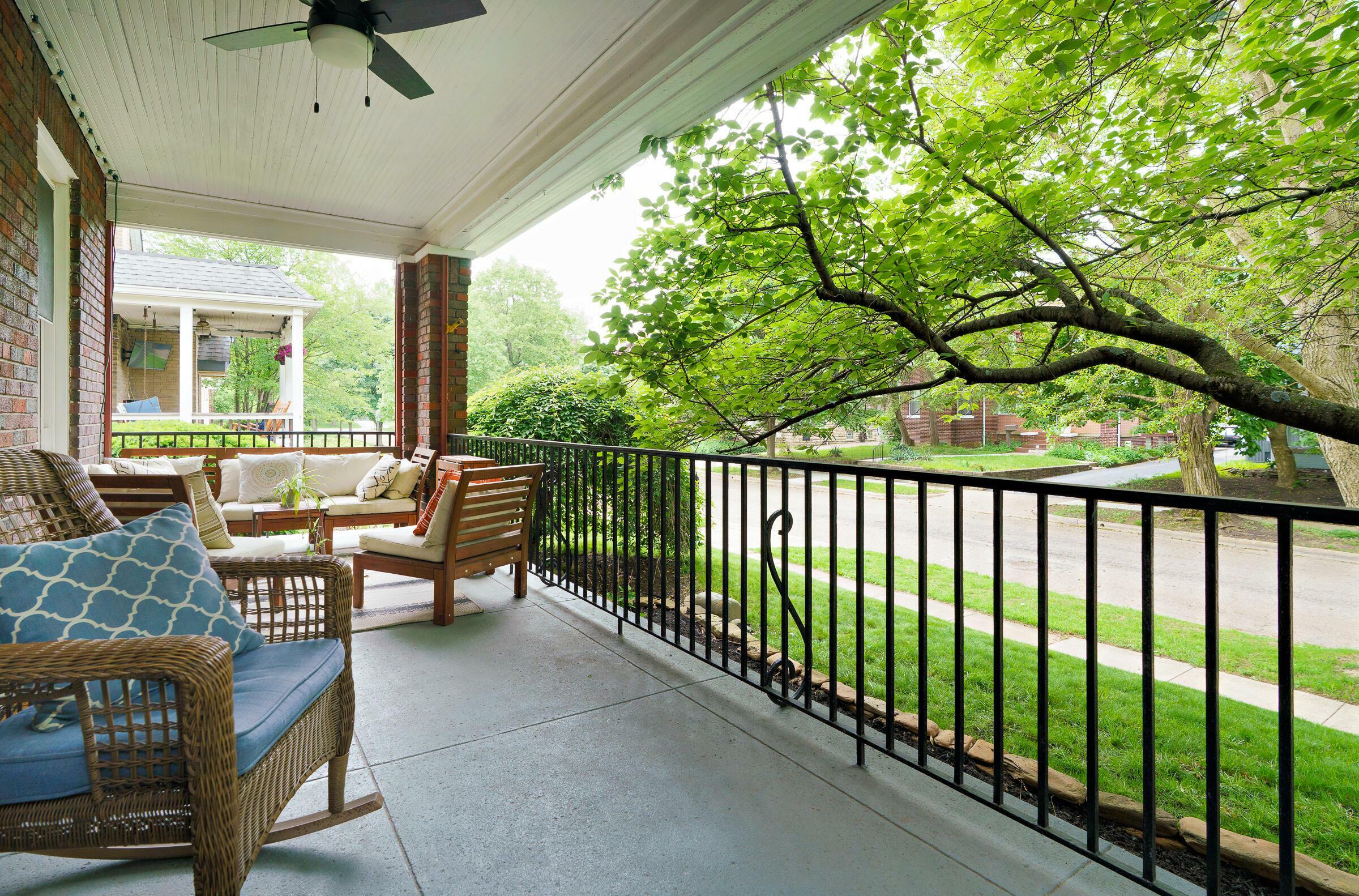 Property Photo: 2454 Seneca Park Place OH 43209