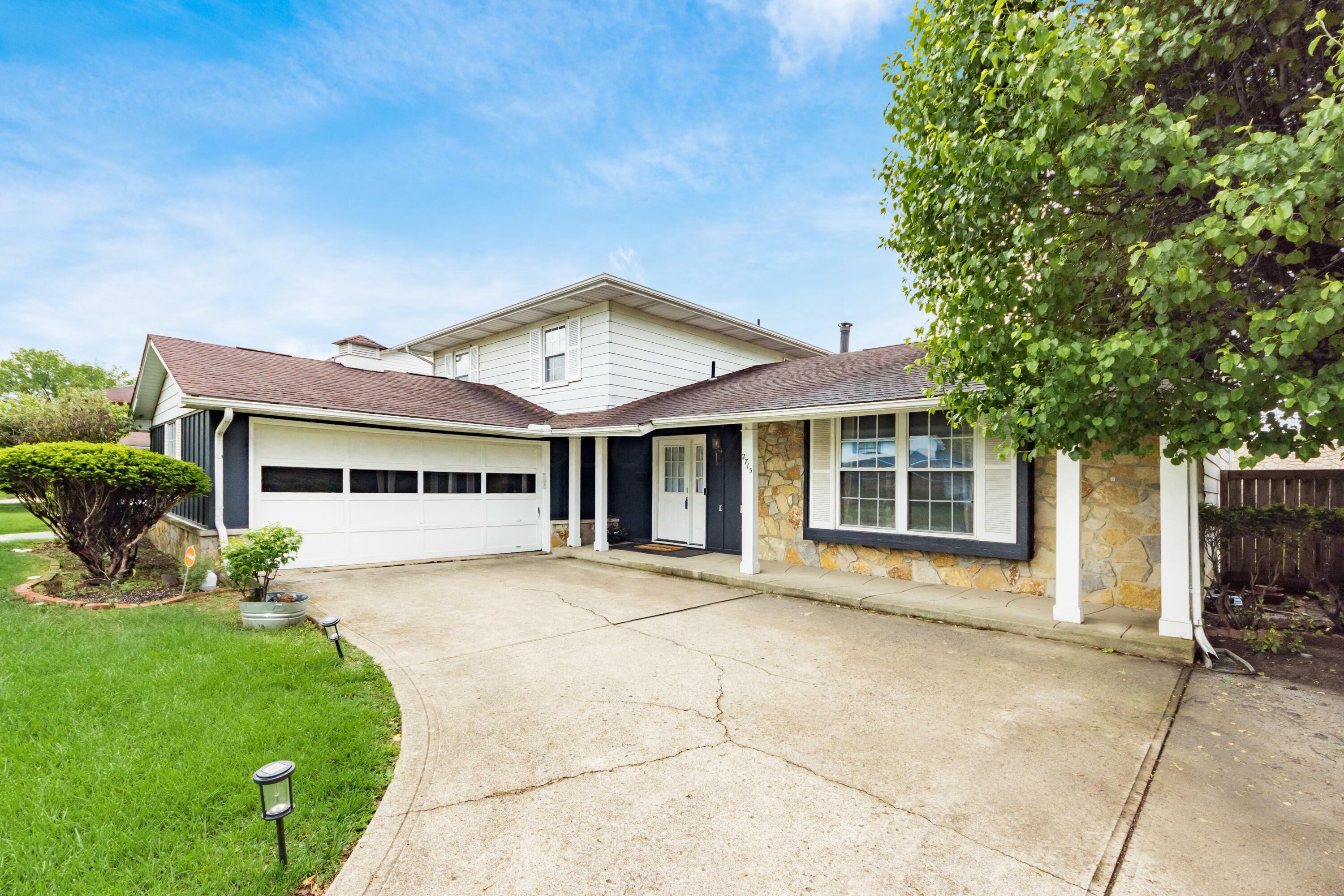 Property Photo: 2715 Kenview S Road OH 43209