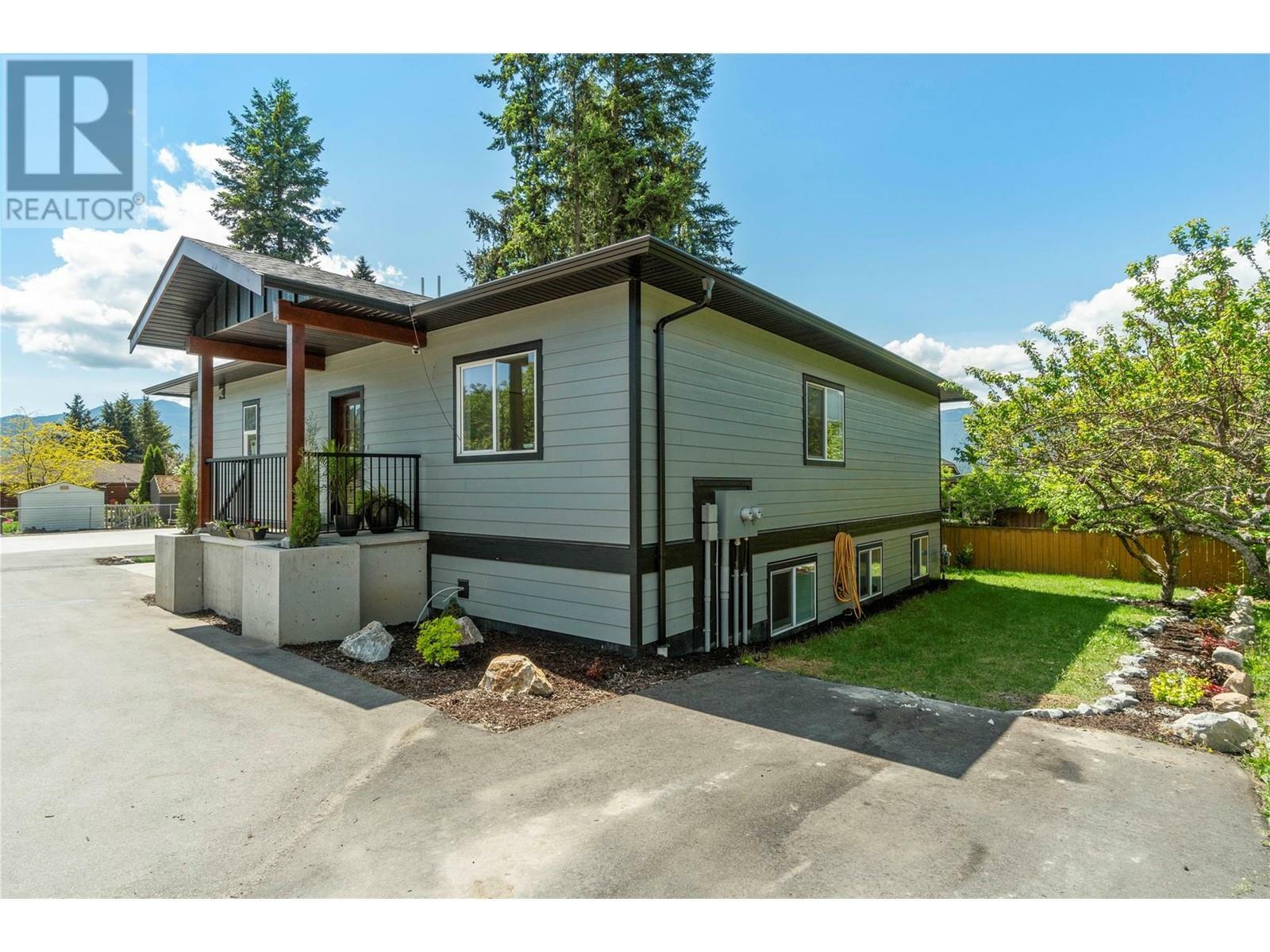 Photo de la propriété: 1240 52 Avenue BC V1E 3M8
