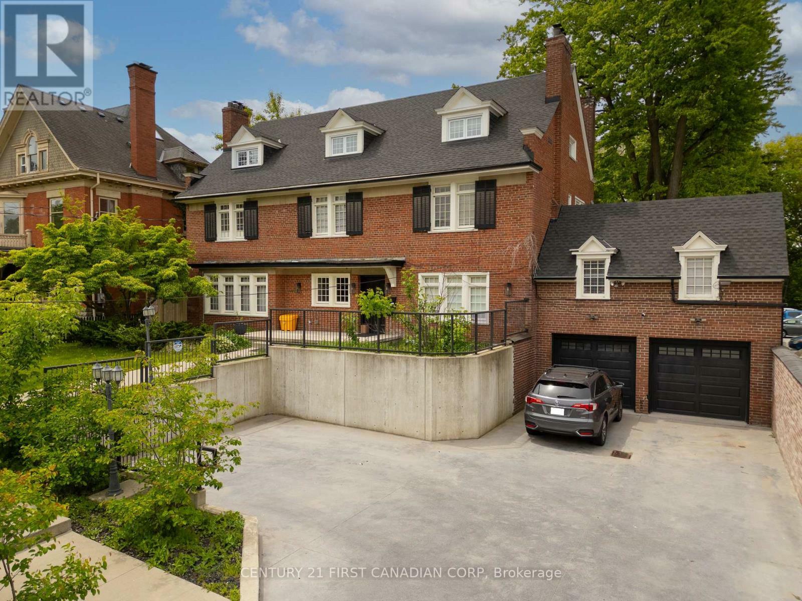 Photo de la propriété: 653 Talbot Street ON N6A 2T6