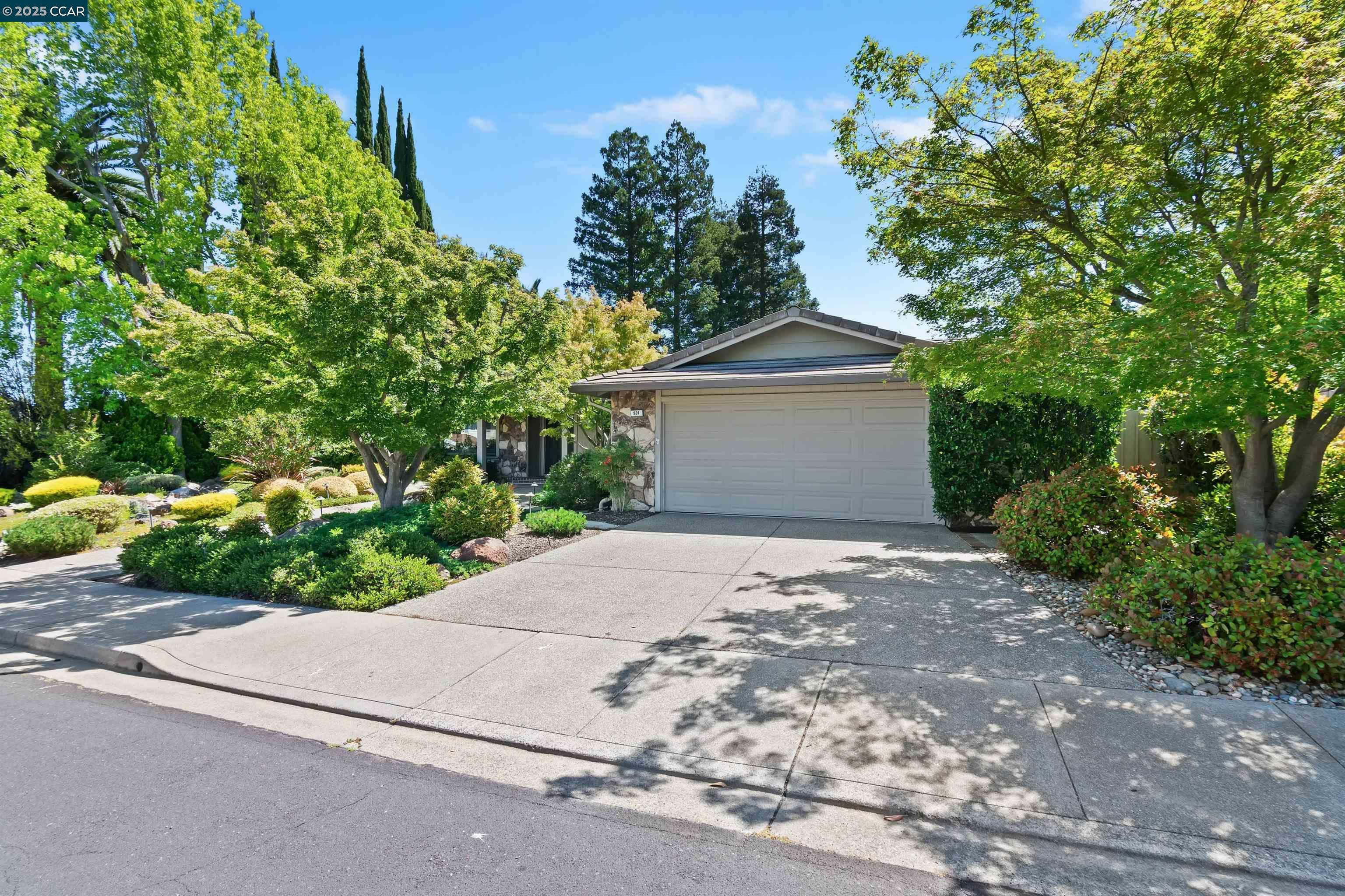 Property Photo: 924 Cheyenne Dr CA 94598