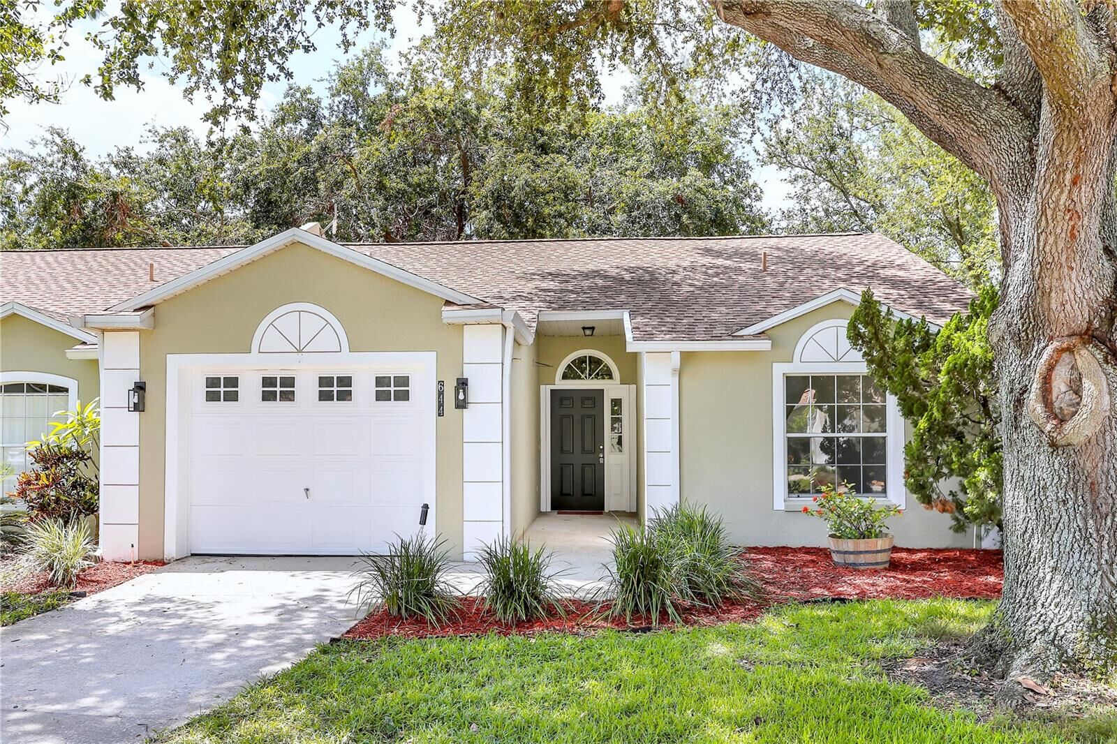 Property Photo: 644 Villa Court FL 34711