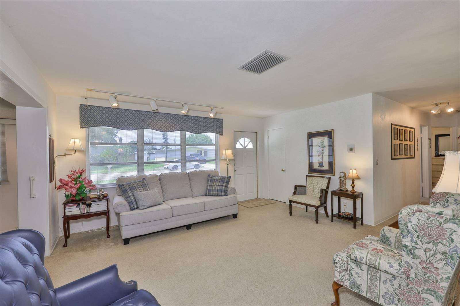Property Photo: 513 Fairhope Drive FL 33572
