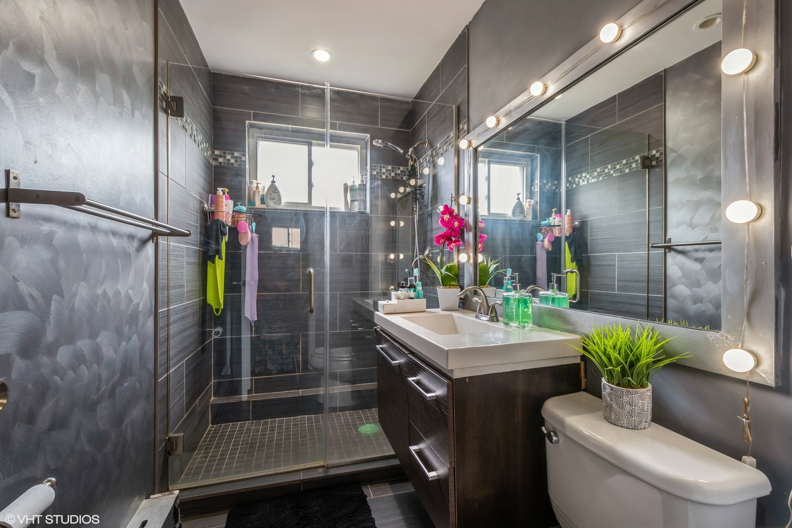 Property Photo: 6819 N Seeley Avenue 2A IL 60645