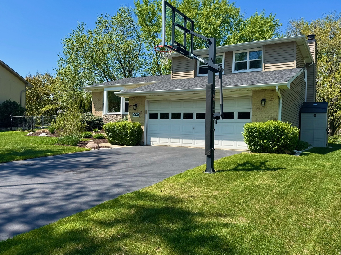 Property Photo: 660 Londonberry Lane IL 60440