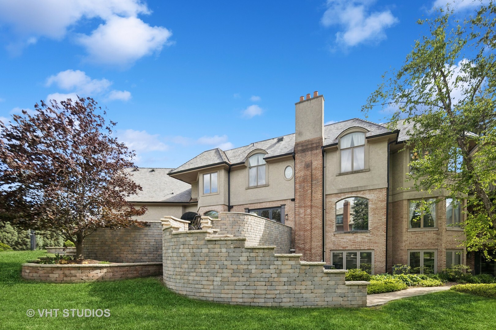 Property Photo: 1701 Midwest Club Parkway IL 60523