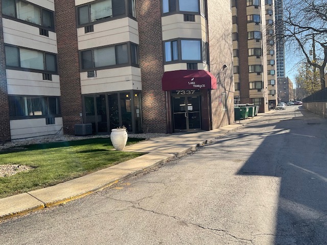 Property Photo: 7337 S South Shore Drive 406 IL 60649