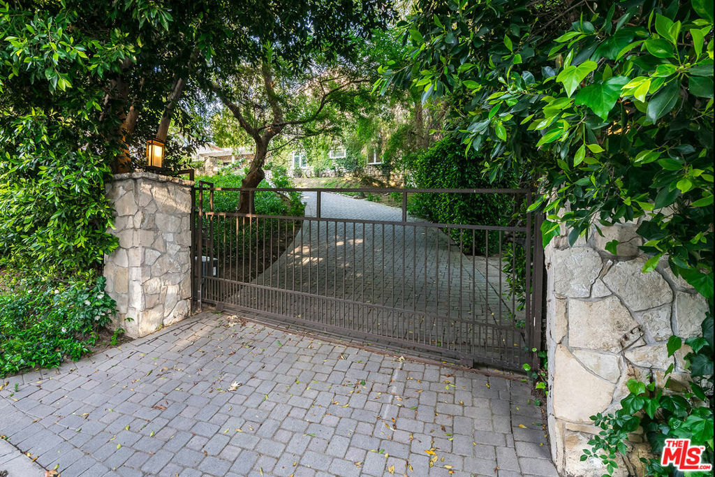 Property Photo: 422 Parkwood Drive CA 90077
