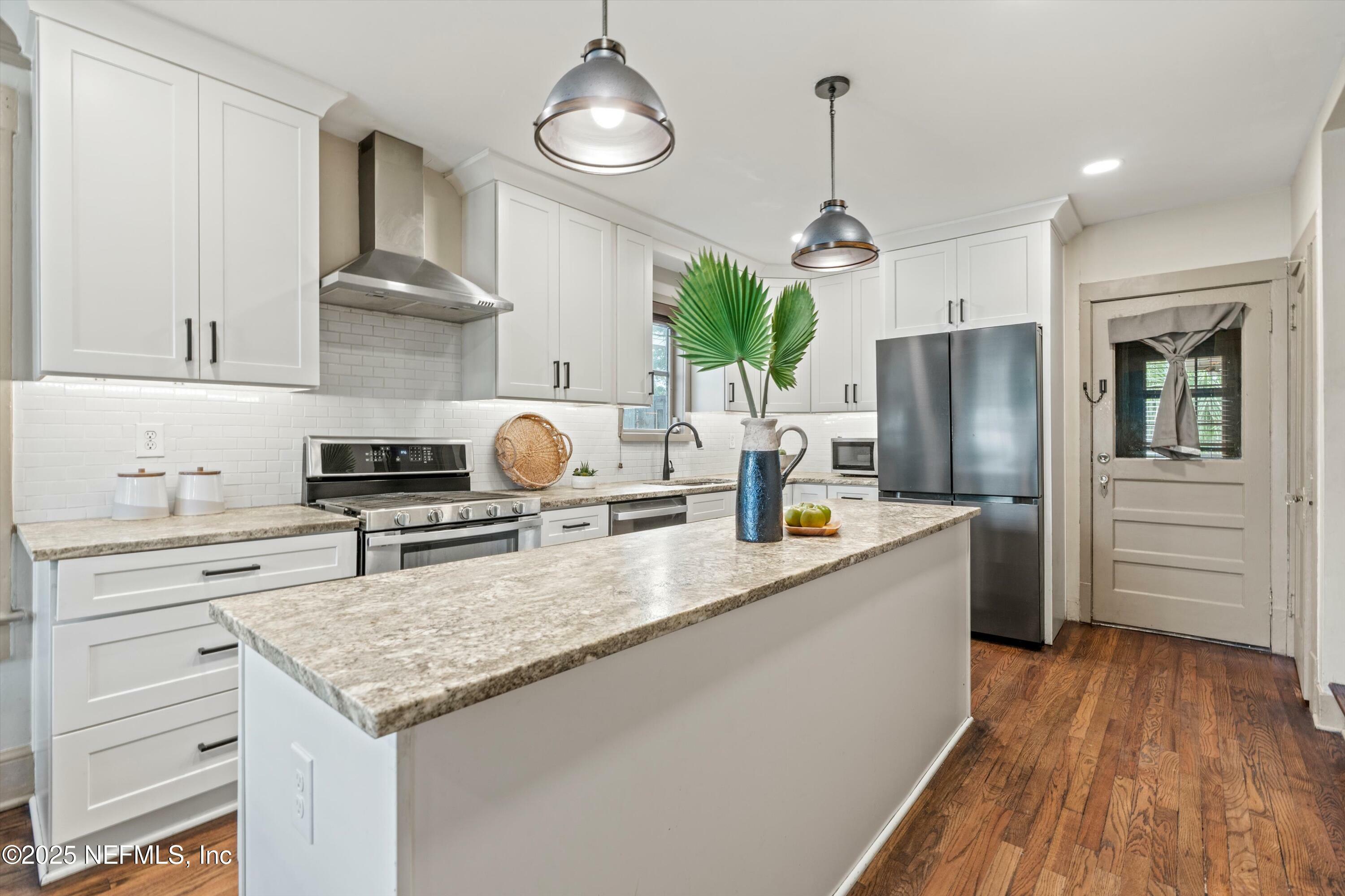 Property Photo: 1745 Belmonte Avenue FL 32207