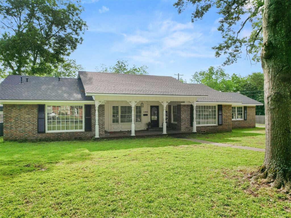 Property Photo: 1101 N Bledsoe St TX 75644