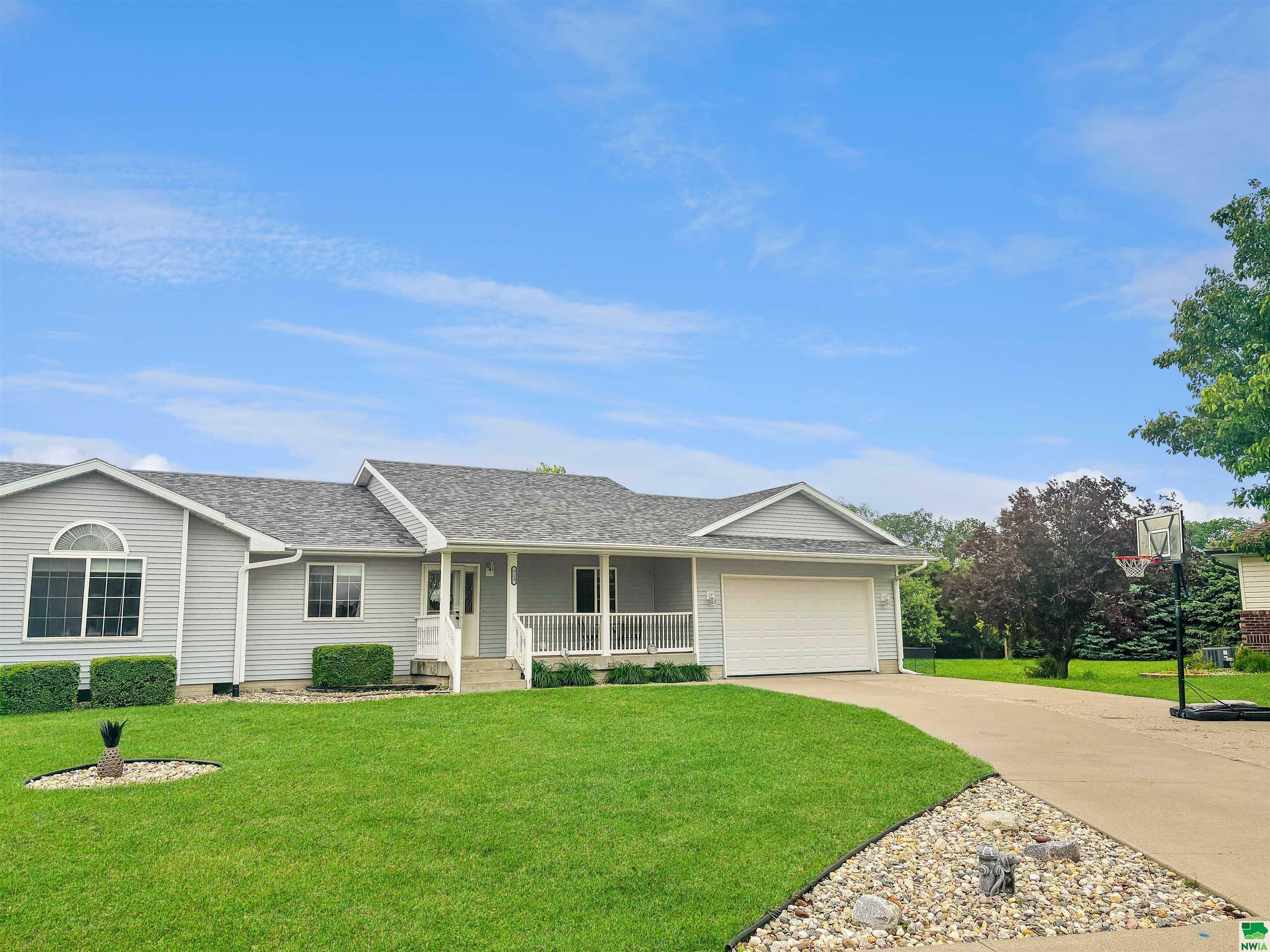 Property Photo: 713 Winfield Circle IA 51054