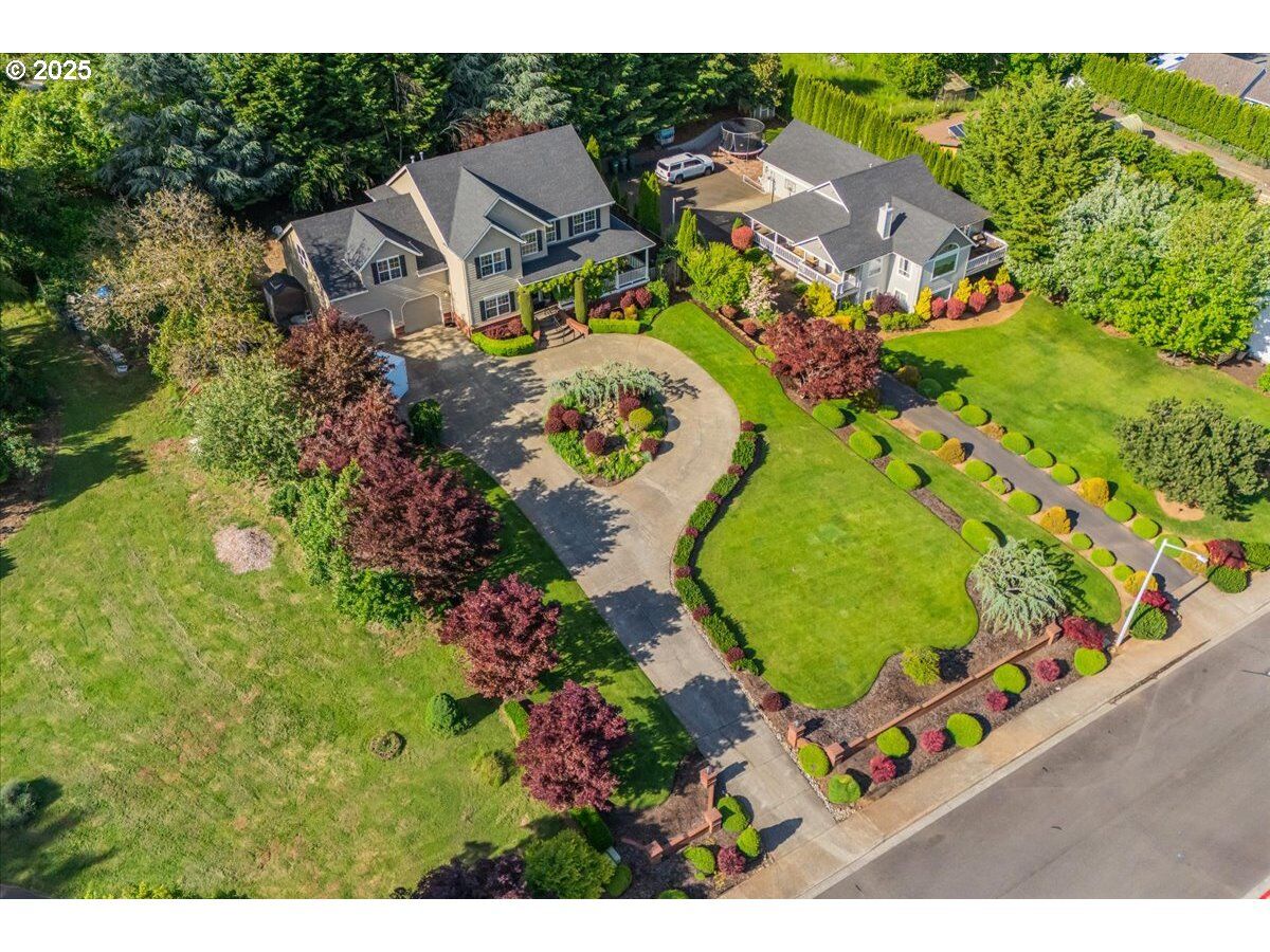 Property Photo:  980 SW 7th St  OR 97115 