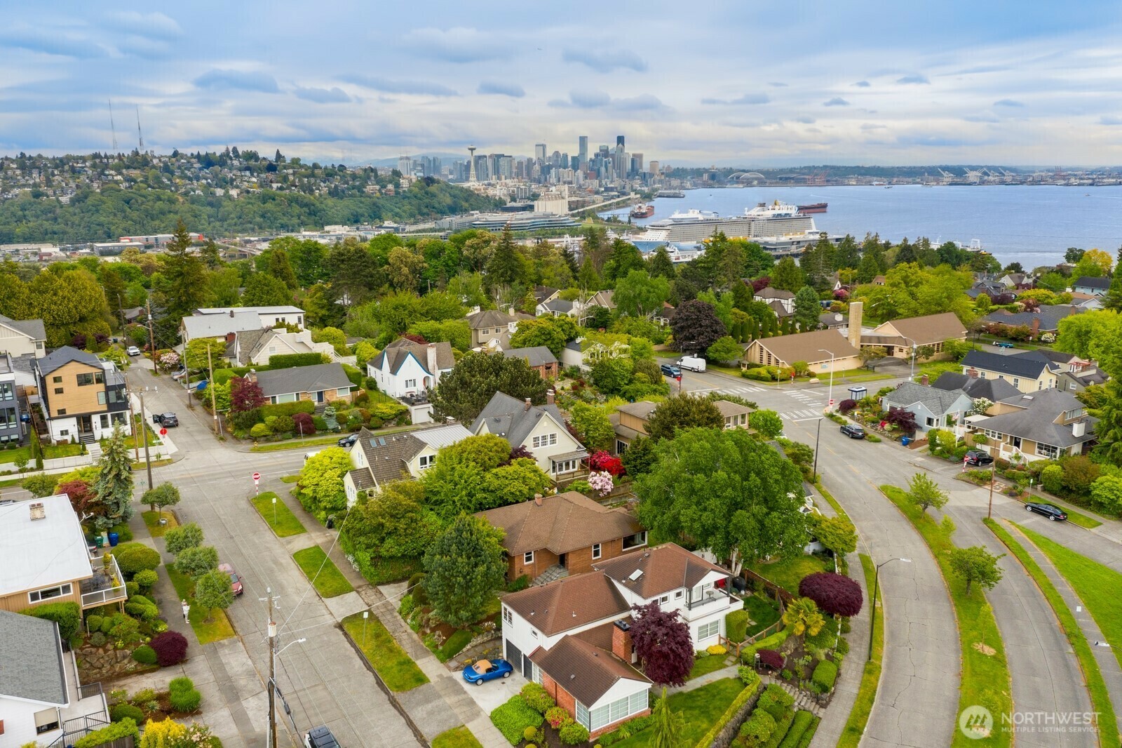 Property Photo:  2811 W  Howe Street  WA 98199 