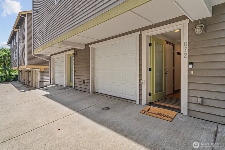 Property Photo: 672 NE 40th St WA 98105