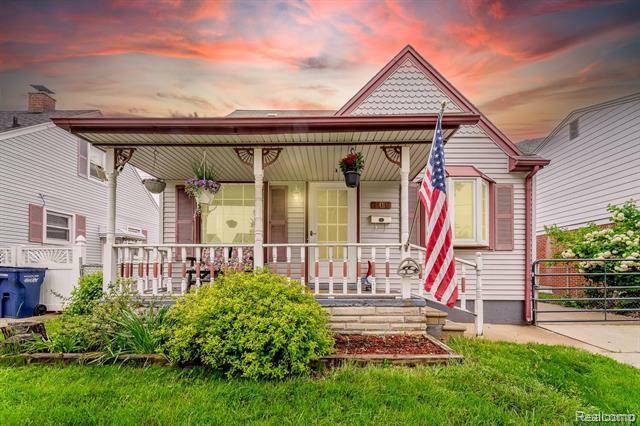Property Photo: 706 White Avenue MI 48146