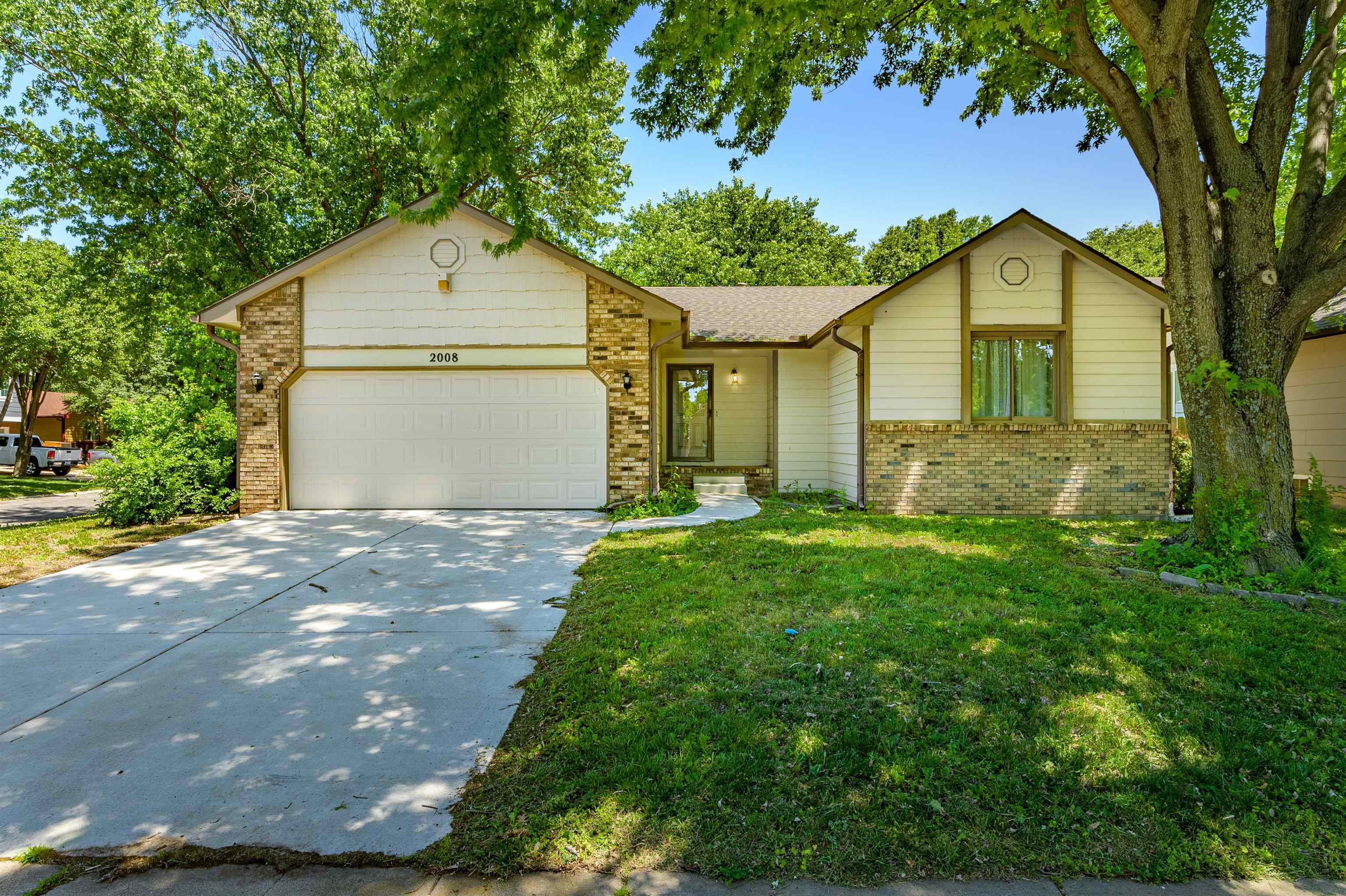 Property Photo: 2008 N Parkridge St KS 67212-5013