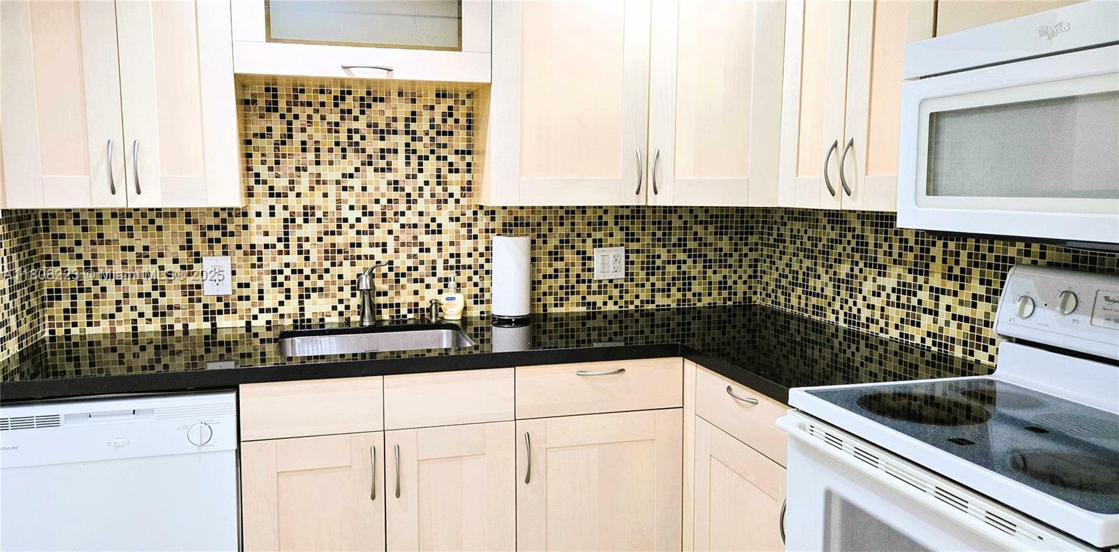 Property Photo: 2500 NE 135th St B806 FL 33181