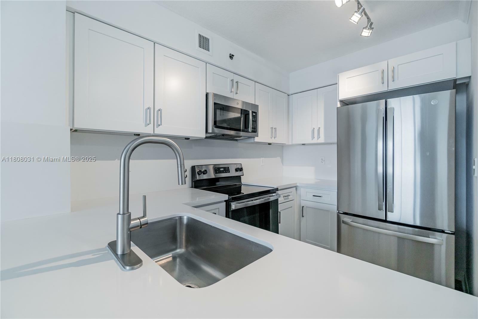 Property Photo: 2665 SW 37th Ave 906 FL 33133