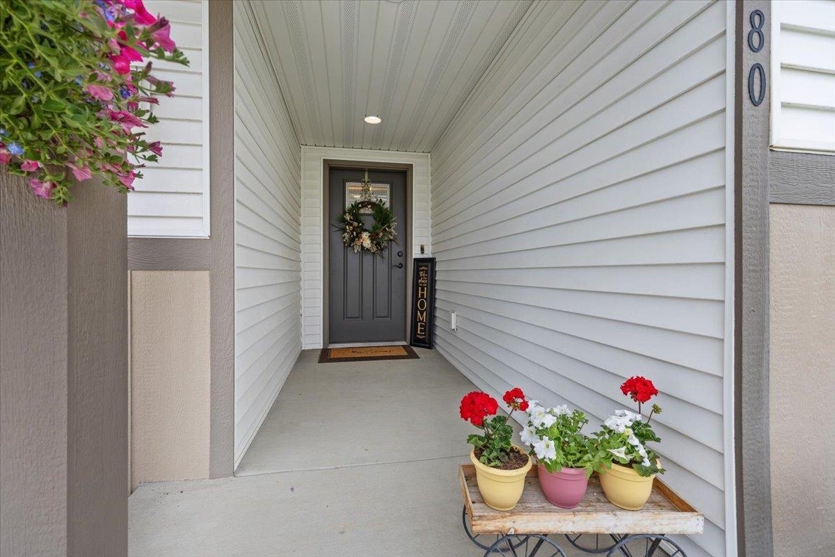 Property Photo: 8880 N Cheltenham Ct WA 99208