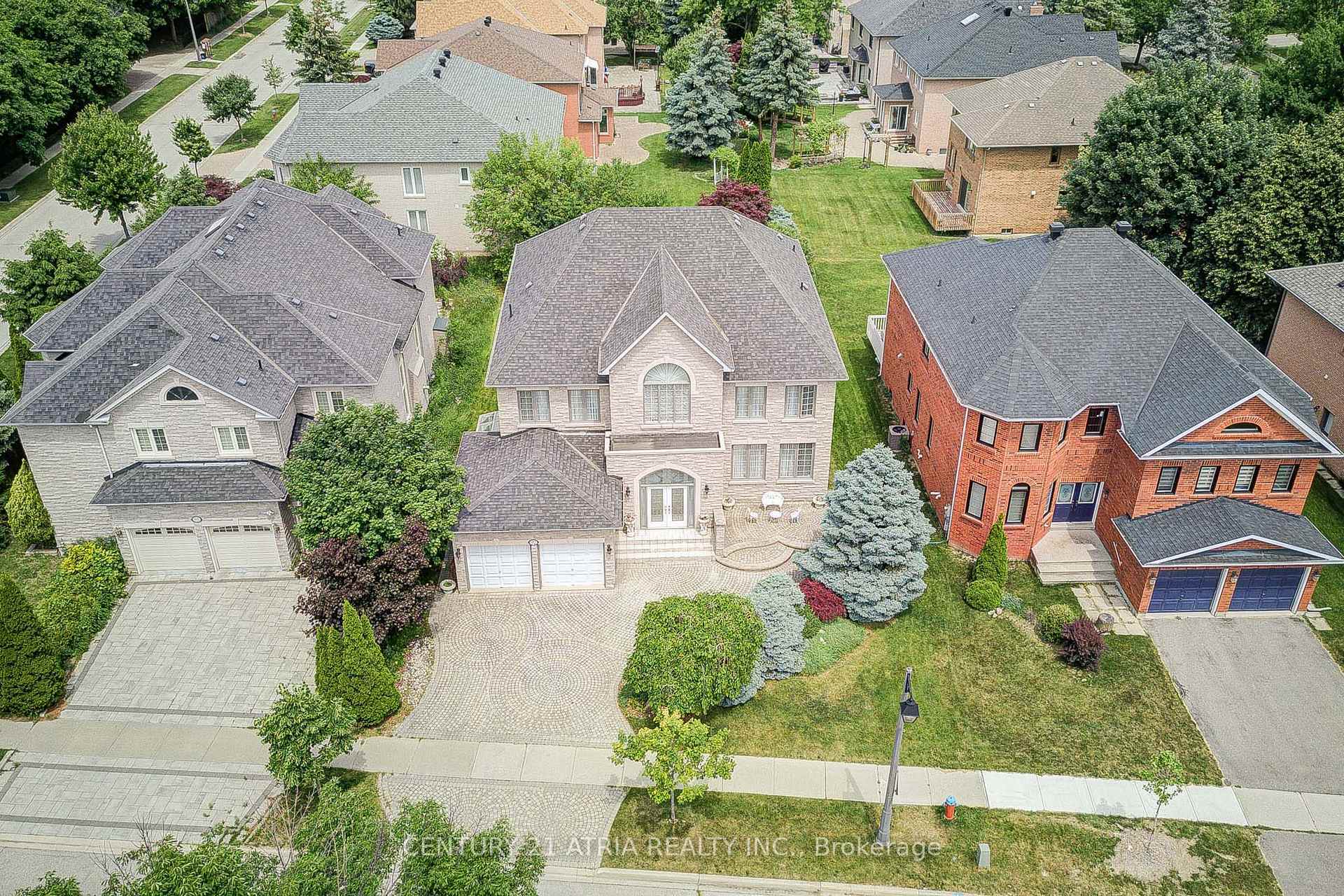 Photo de la propriété: 92 Springbrook Drive ON L4B 3P9