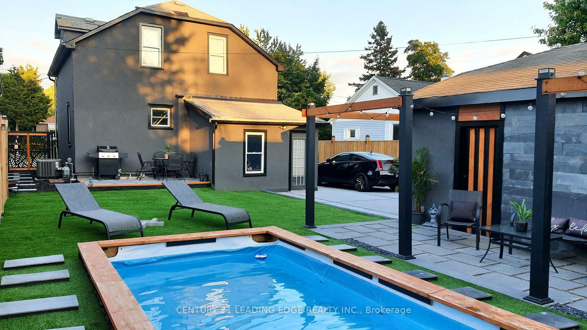 Property Photo: 249 Wallace Avenue S ON L3B 1R7
