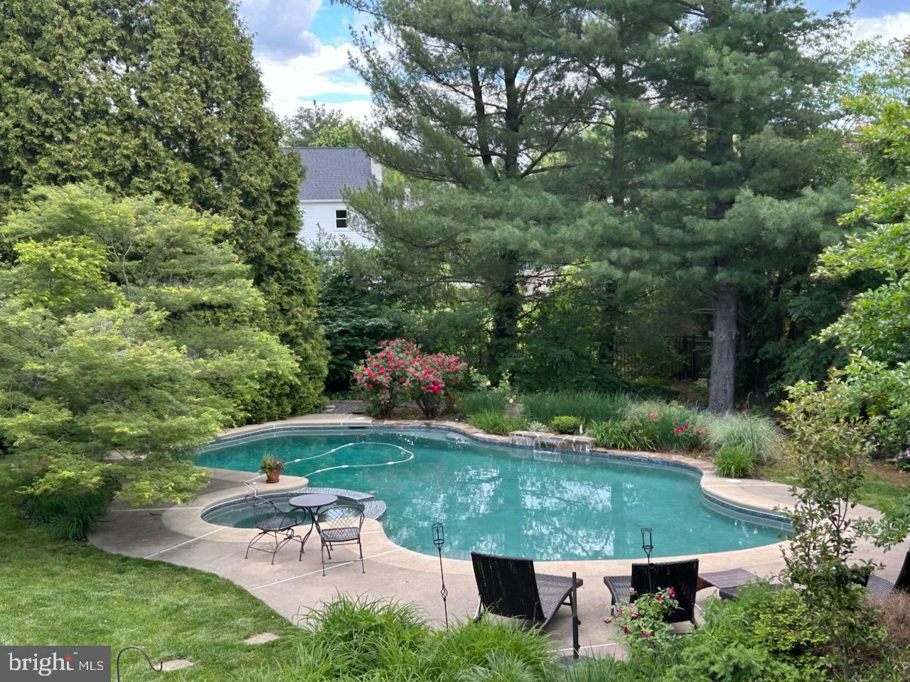 Property Photo: 1712 Waterford Way PA 19002