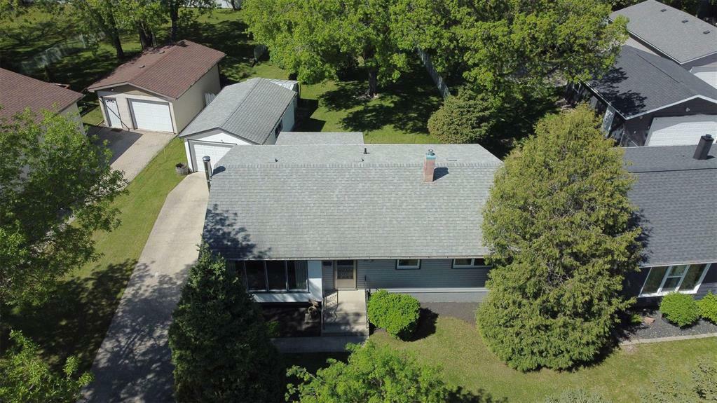 Property Photo: 29 Crestwood Crescent MB R2J 1H5