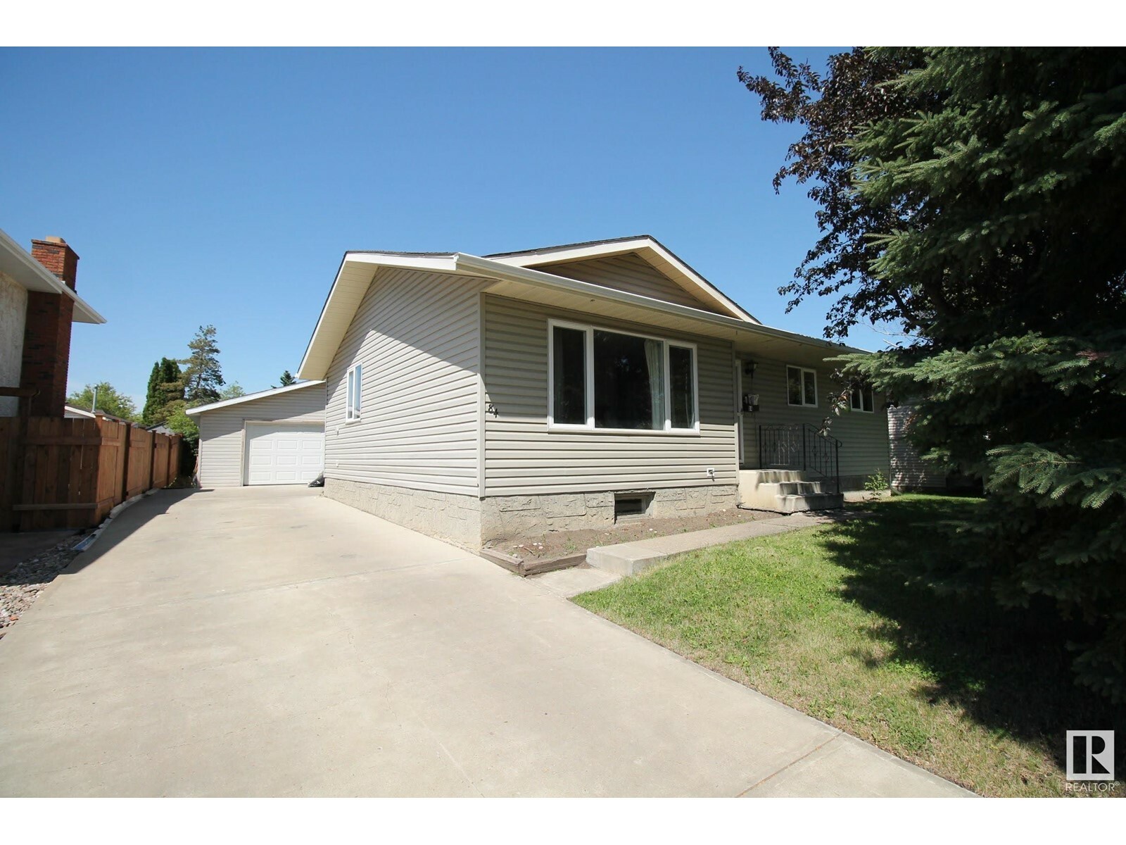Property Photo: 84 Arlington Dr AB T8N 1N1