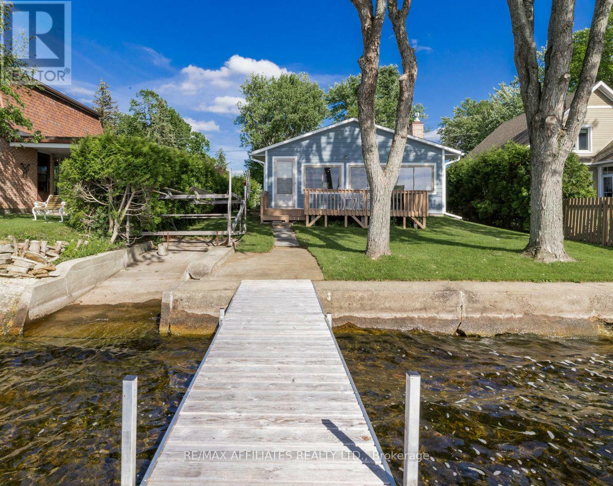 Property Photo: 112 Avenue 4A Avenue ON K7C 4L7