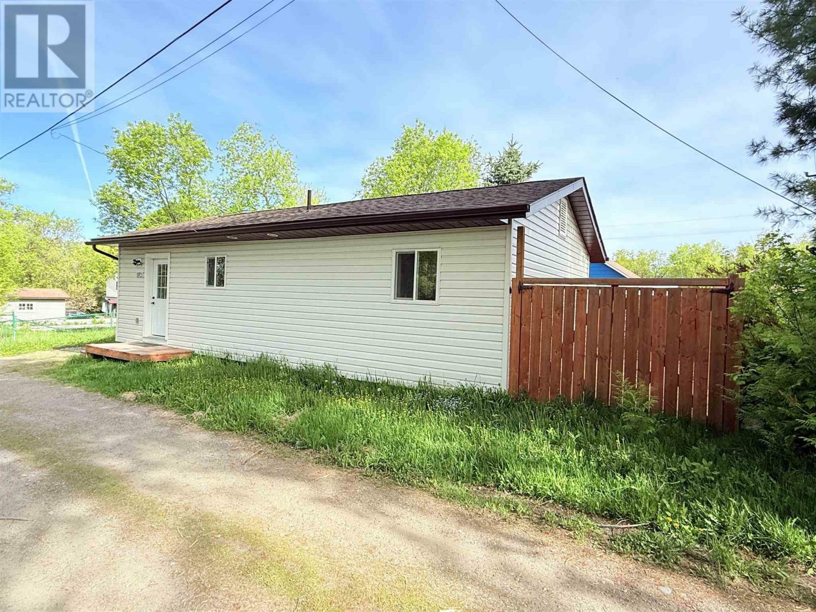 Photo de la propriété:  137.5 Queen St  ON P8T 1B7 
