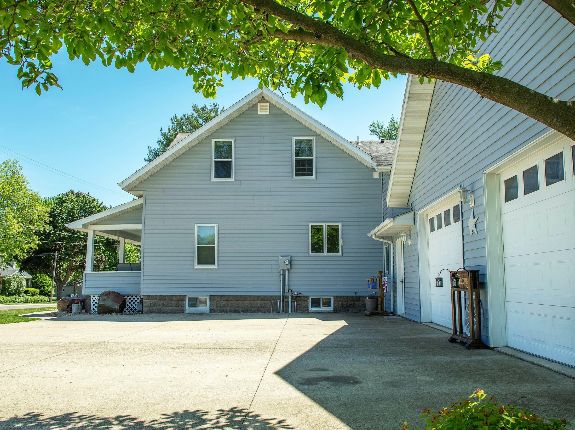 Property Photo: 807 W 3rd Street IA 50674