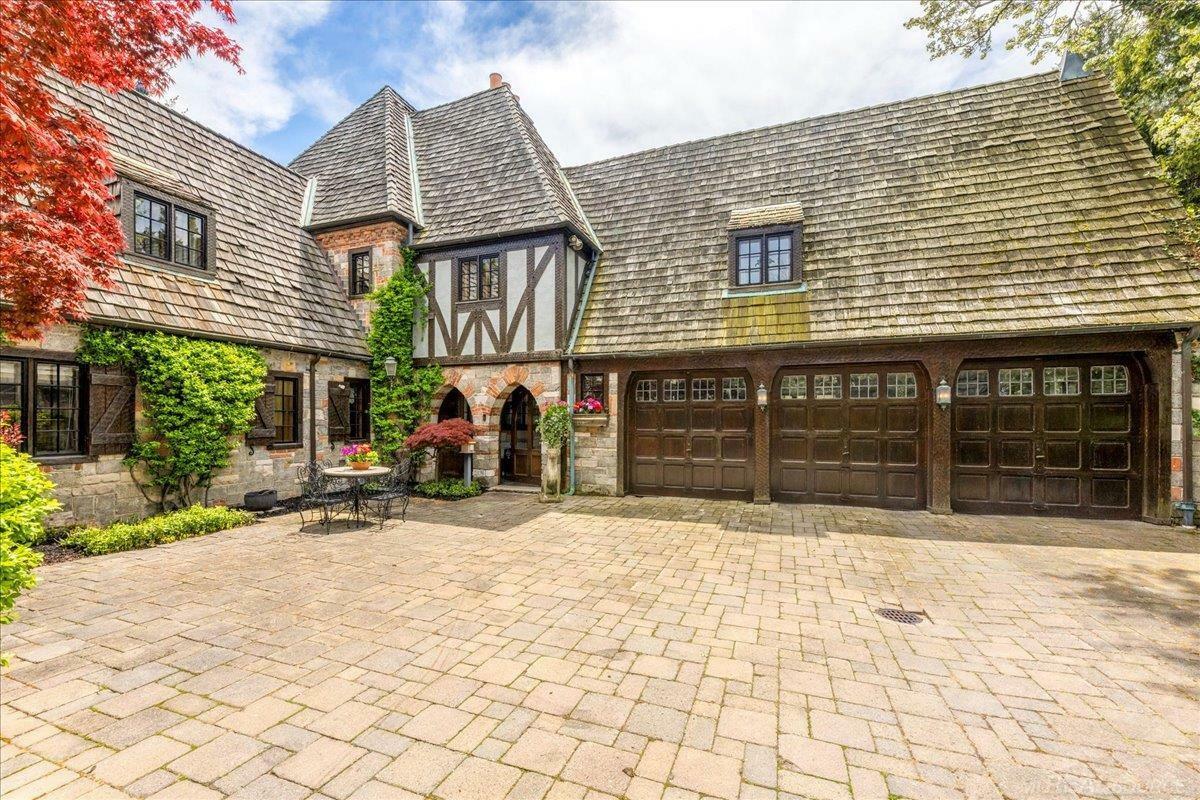 Property Photo: 49016 Pointe Lakeview Drive Drive MI 48047