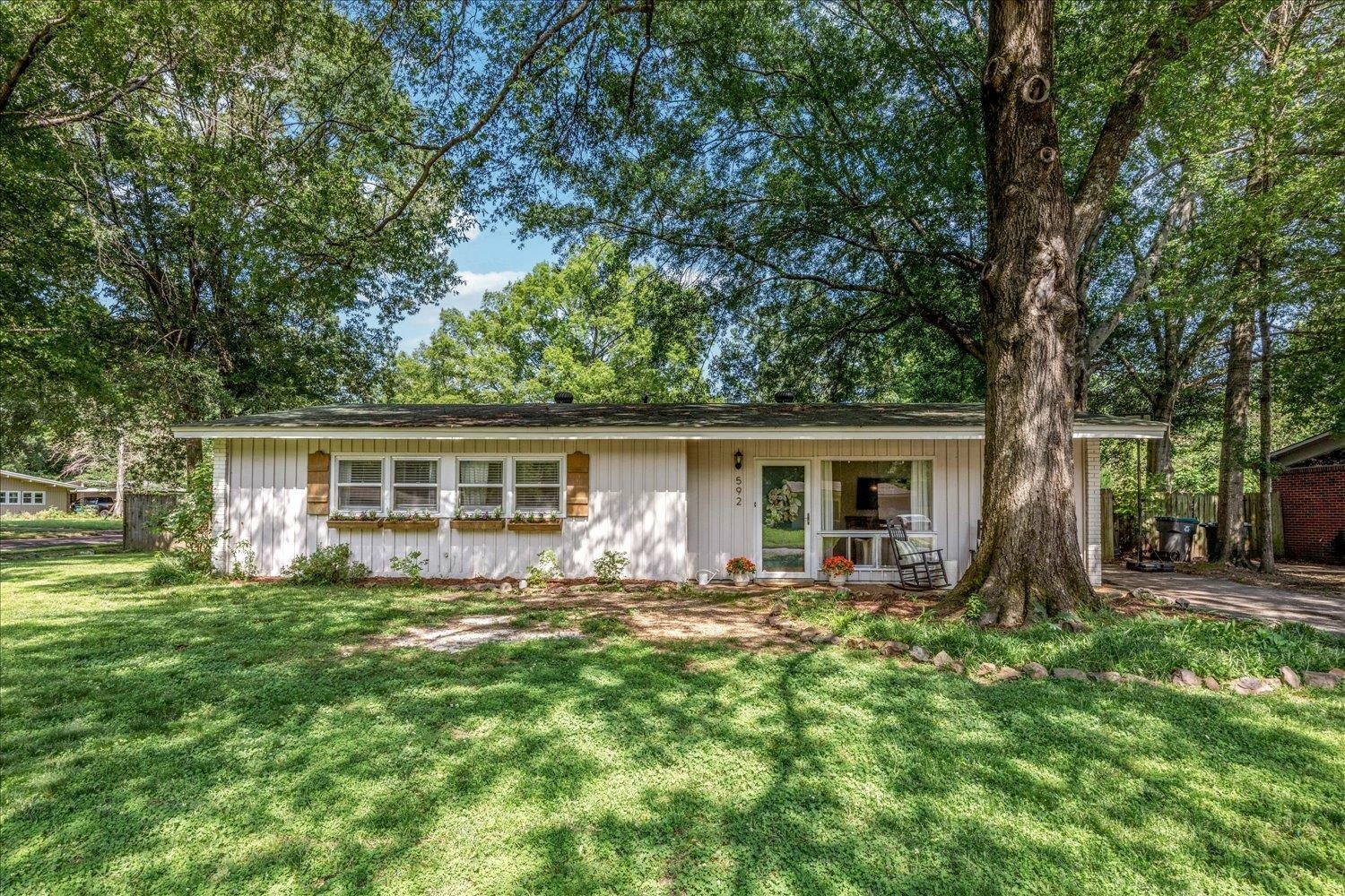 Property Photo: 592 Desha St TN 38117