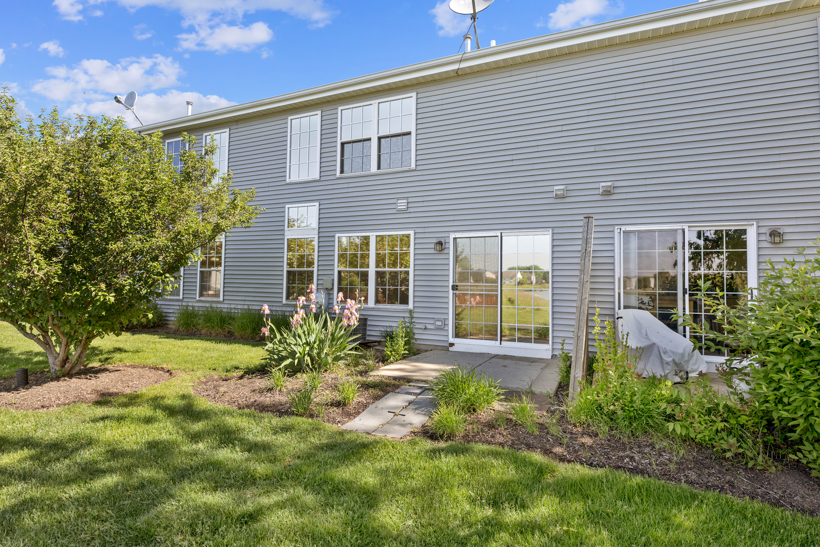 Property Photo: 453 Lancaster Drive IL 60140