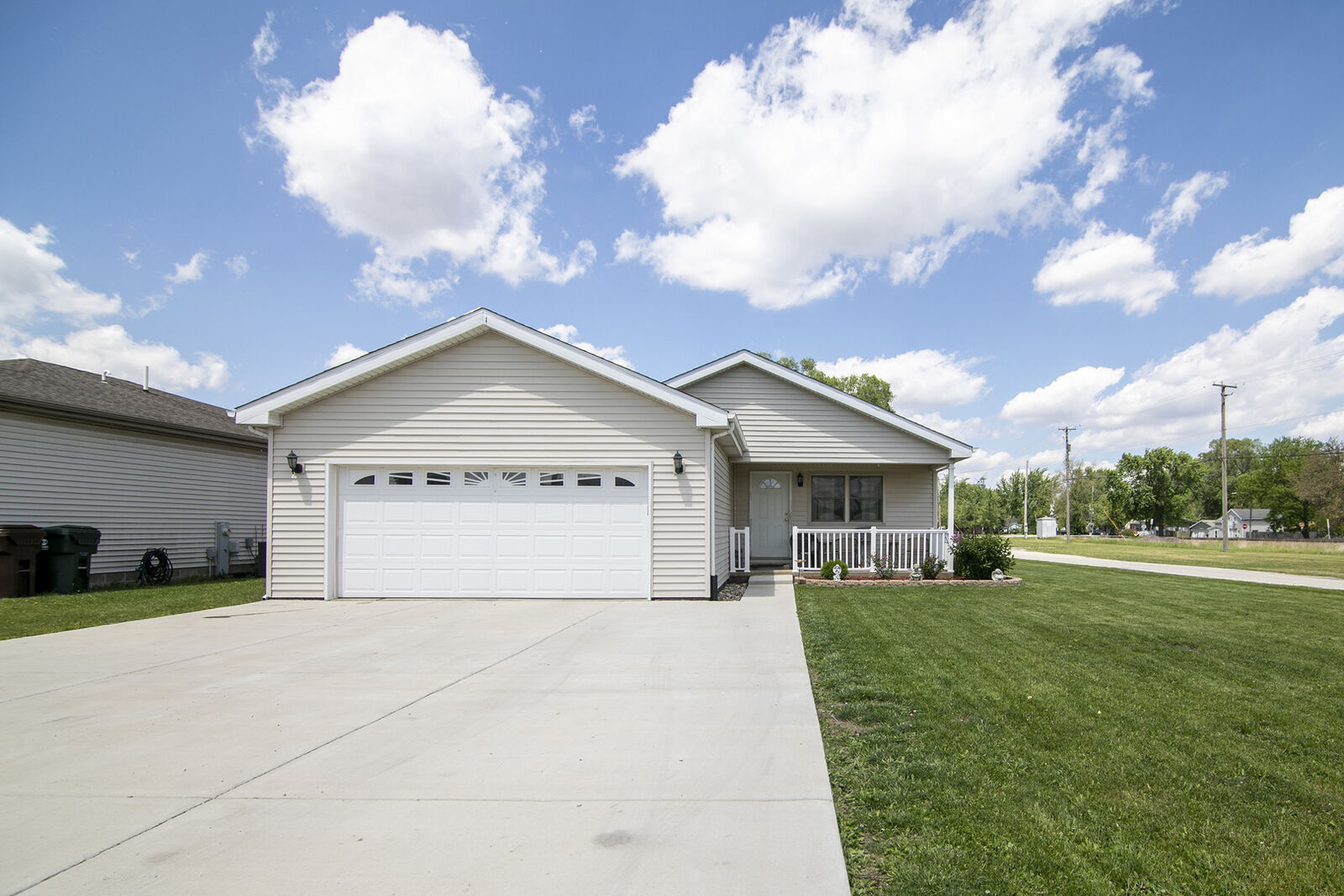 Property Photo:  107 Eastern Illinois Avenue  IL 60964