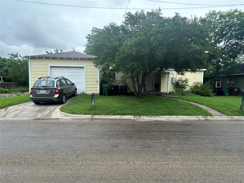 Property Photo: 920 Anna Street TX 76201