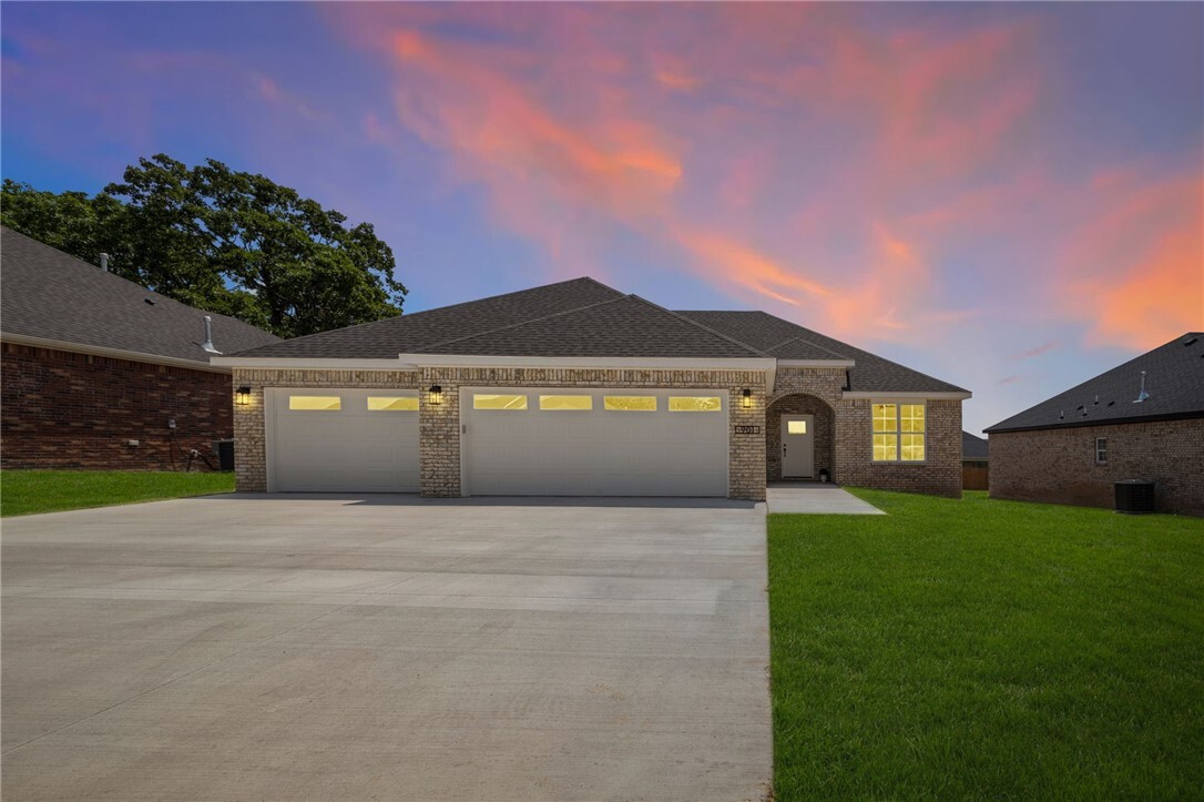 Property Photo:  901 E Buchanan Street  AR 72753 